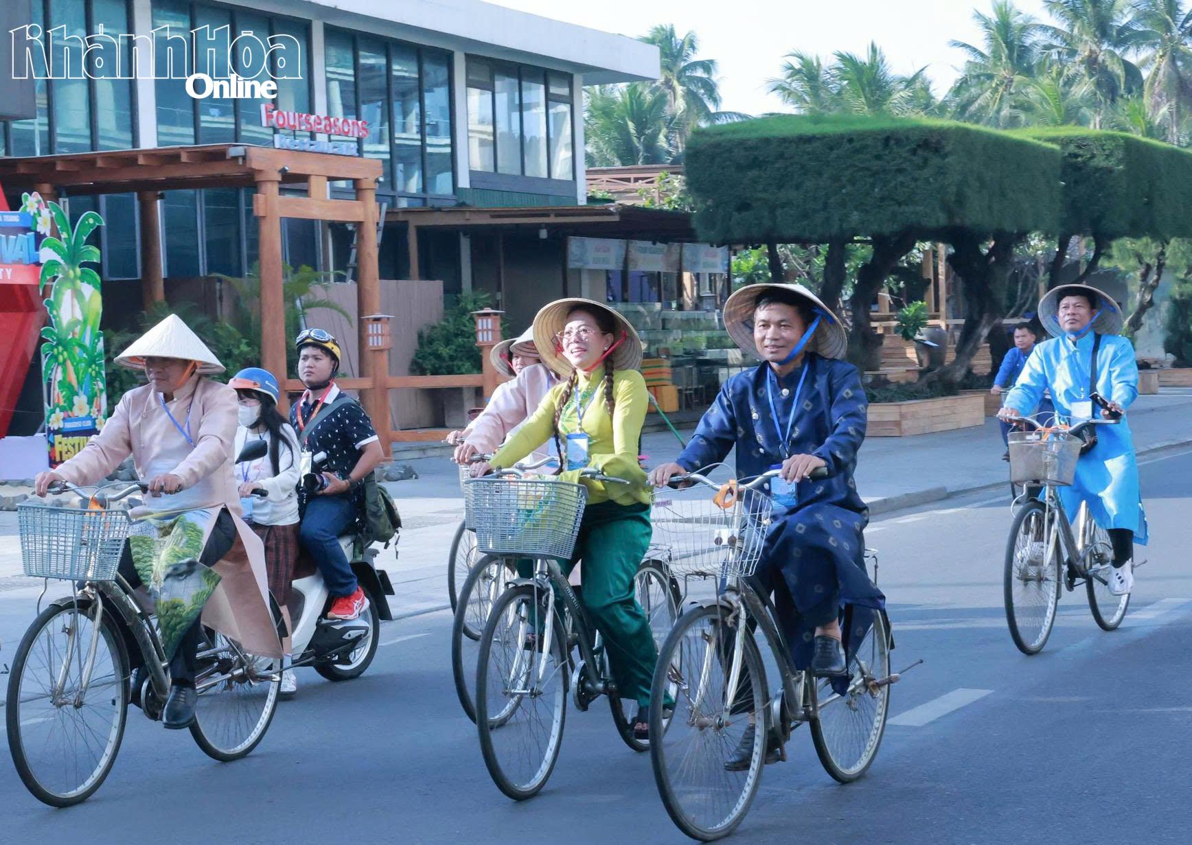 Các đại biểu quốc tế mặc diễu hành áo dài bằng xe đạp.