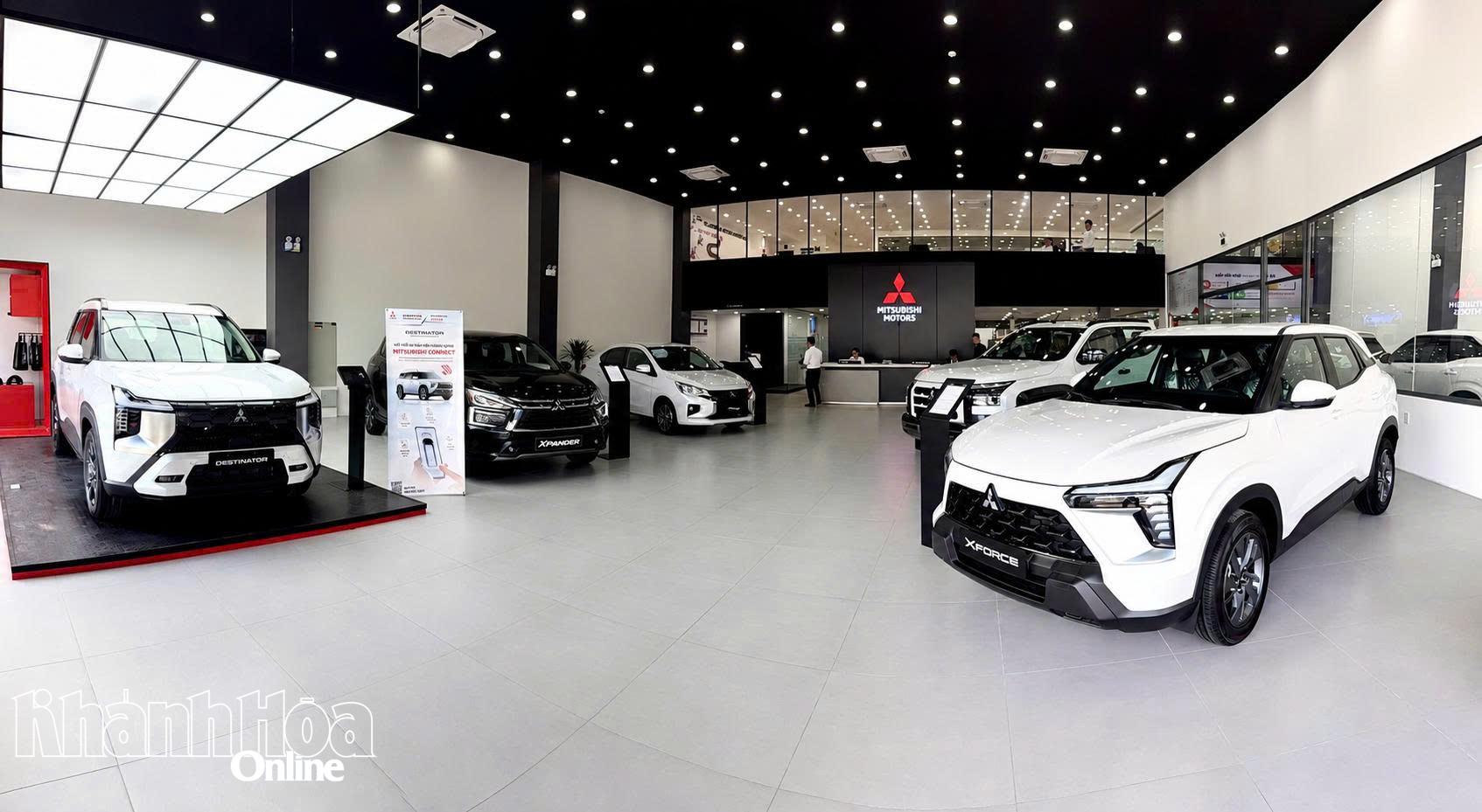 Nhiều dòng xe được trưng bày tại showroom.