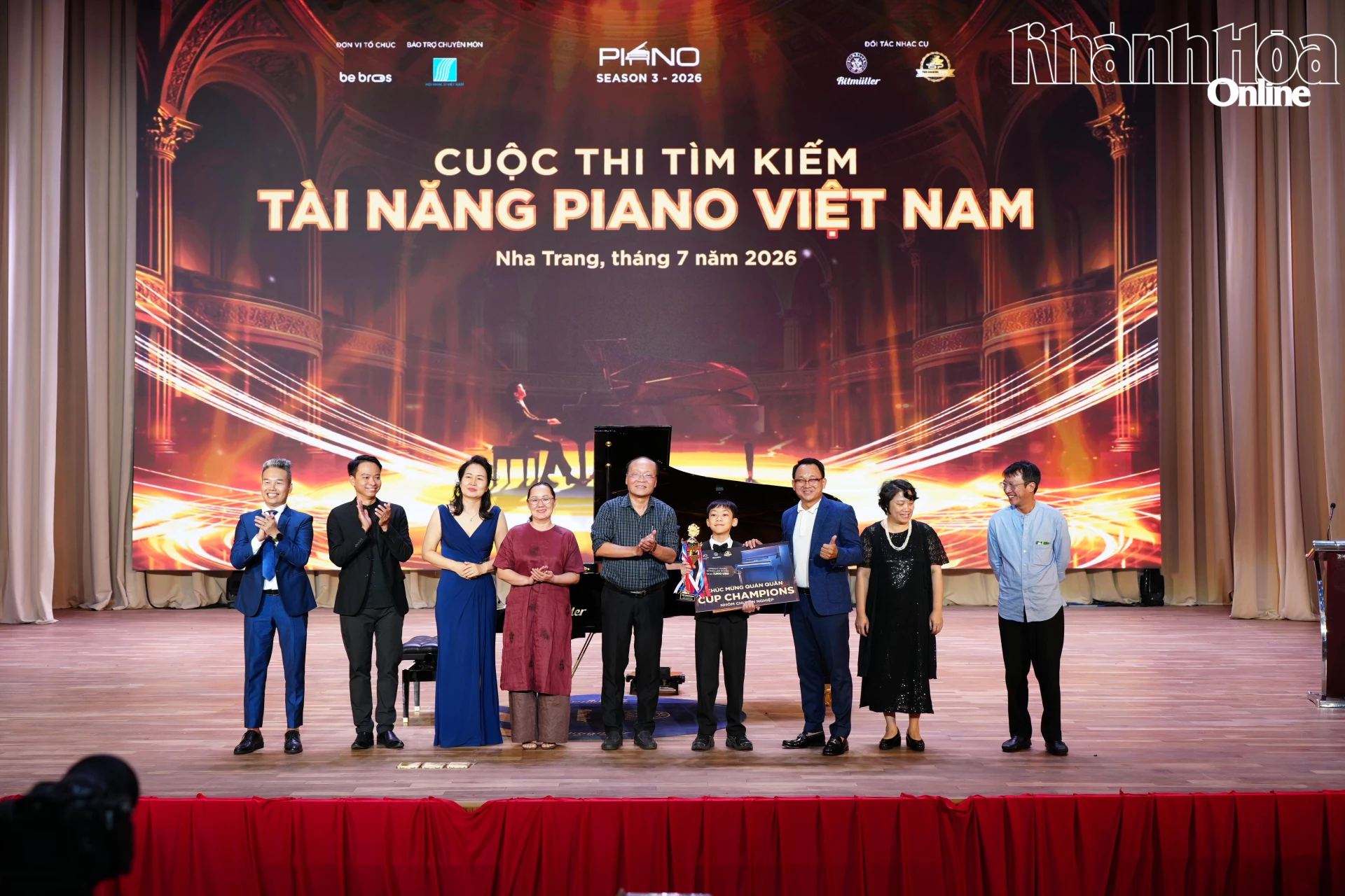 Ban tổ chức trao giải quán quân cho thí sinh nhóm chuyên nghiệp.
