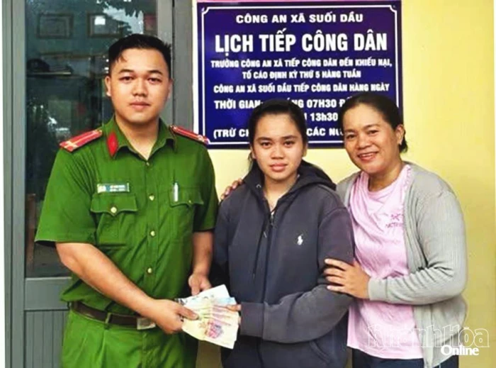 Công an xã Suối Dầu trao lại tài sản cho người dân đánh rơi