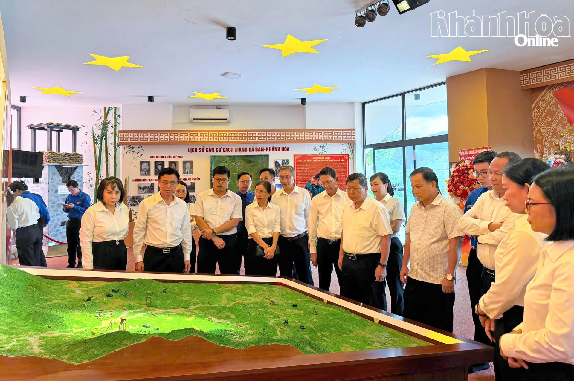 Các đại biểu tham quan Phòng truyền thống Khu lưu niệm Chiến thắng Vườn Gòn - Đá Bàn.