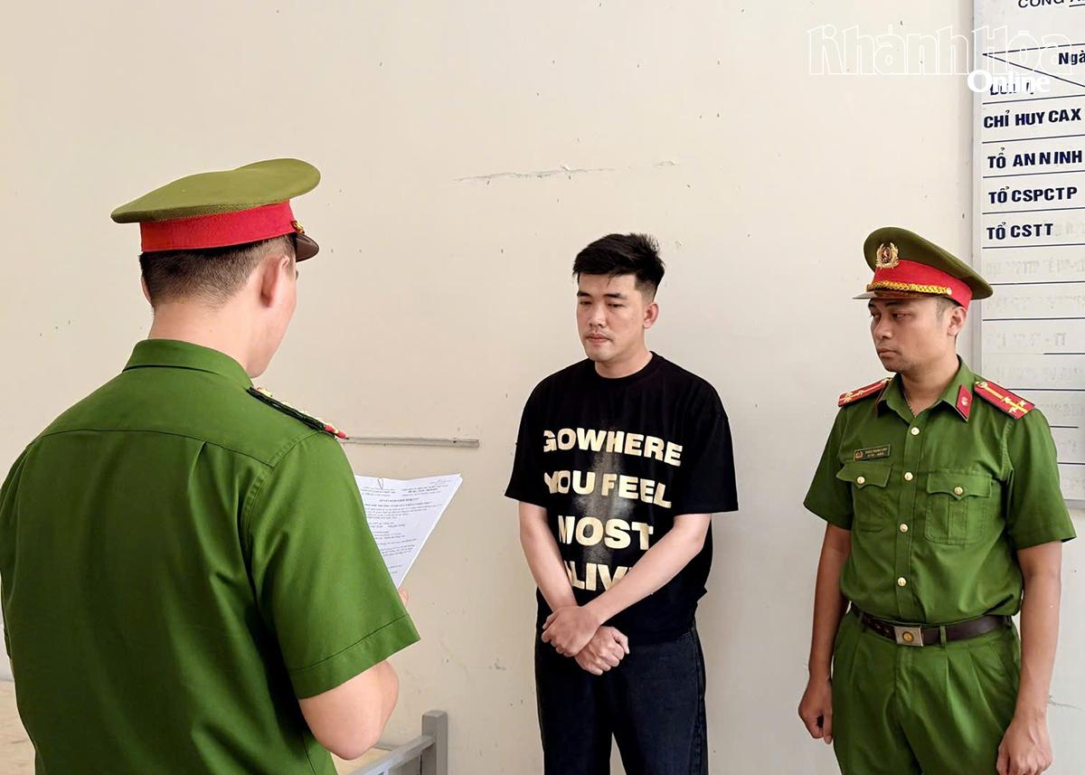 Cơ quan Cảnh sát điều tra Công an tỉnh Khánh Hòa thi hành lệnh bắt tạm giam Nguyễn Minh Tâm.