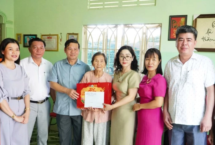 Xã Cam Lâm tổ chức thăm, tặng quà các gia đình chính sách
