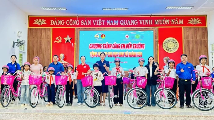 Tặng 20 xe đạp cho học sinh nghèo vượt khó học giỏi tại xã Khánh Sơn