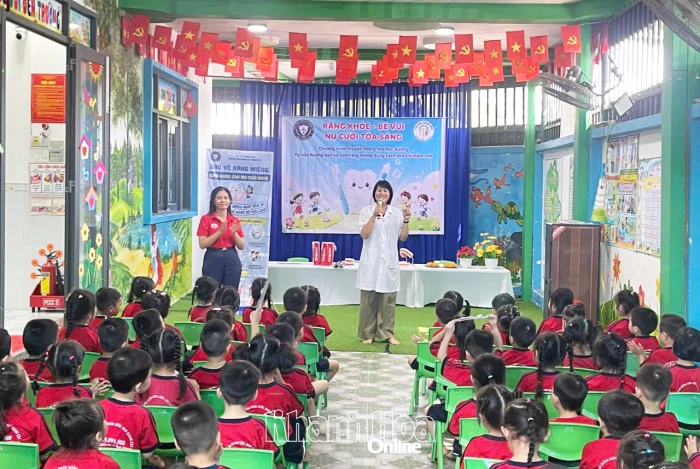 Truyền thông, tư vấn vệ sinh răng miệng cho 100 trẻ mầm non