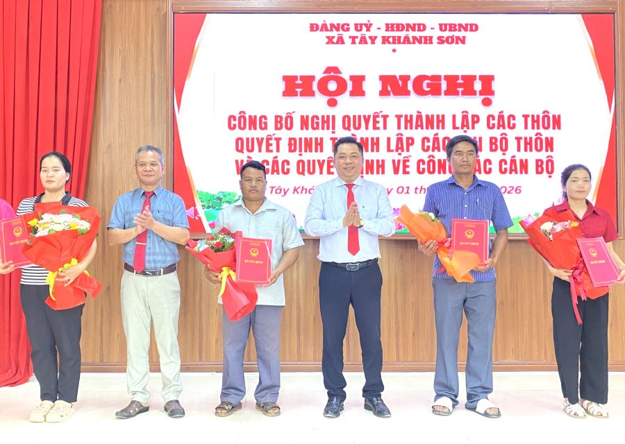 Lãnh đạo Đảng ủy, UBND xã Tây Khánh Sơn trao quyết định thành lập các thôn mới.