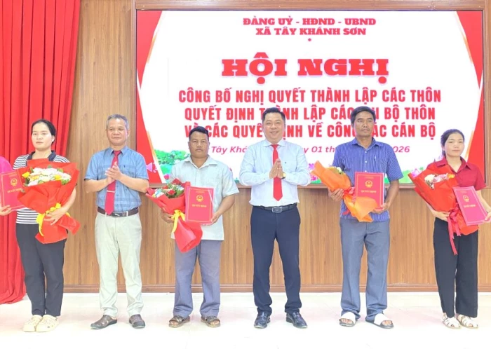 Xã Tây Khánh Sơn công bố các nghị quyết, quyết định về sắp xếp tổ chức thôn và công tác cán bộ