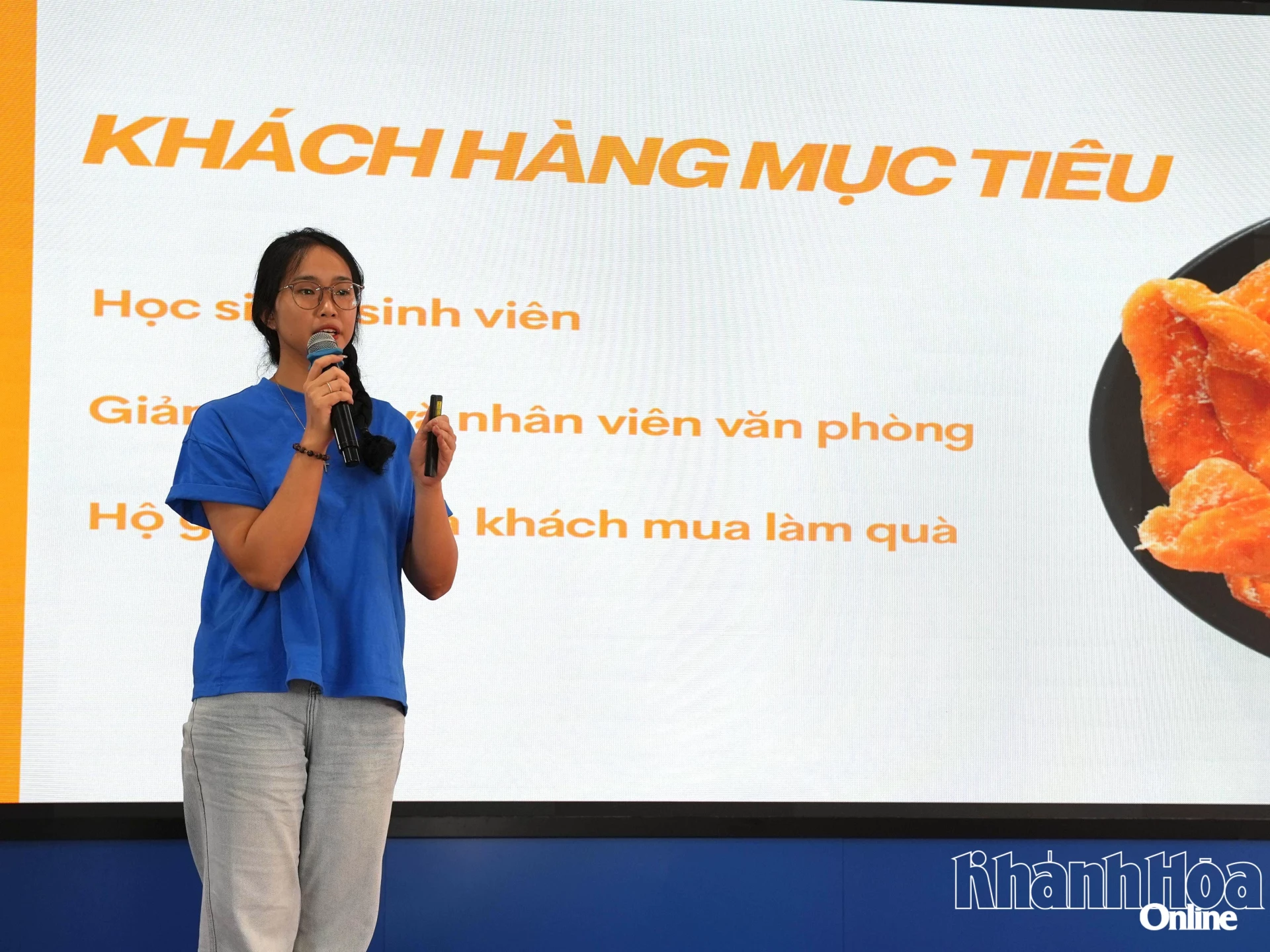 Đại diện một đội trình bày tại vòng chung kết.