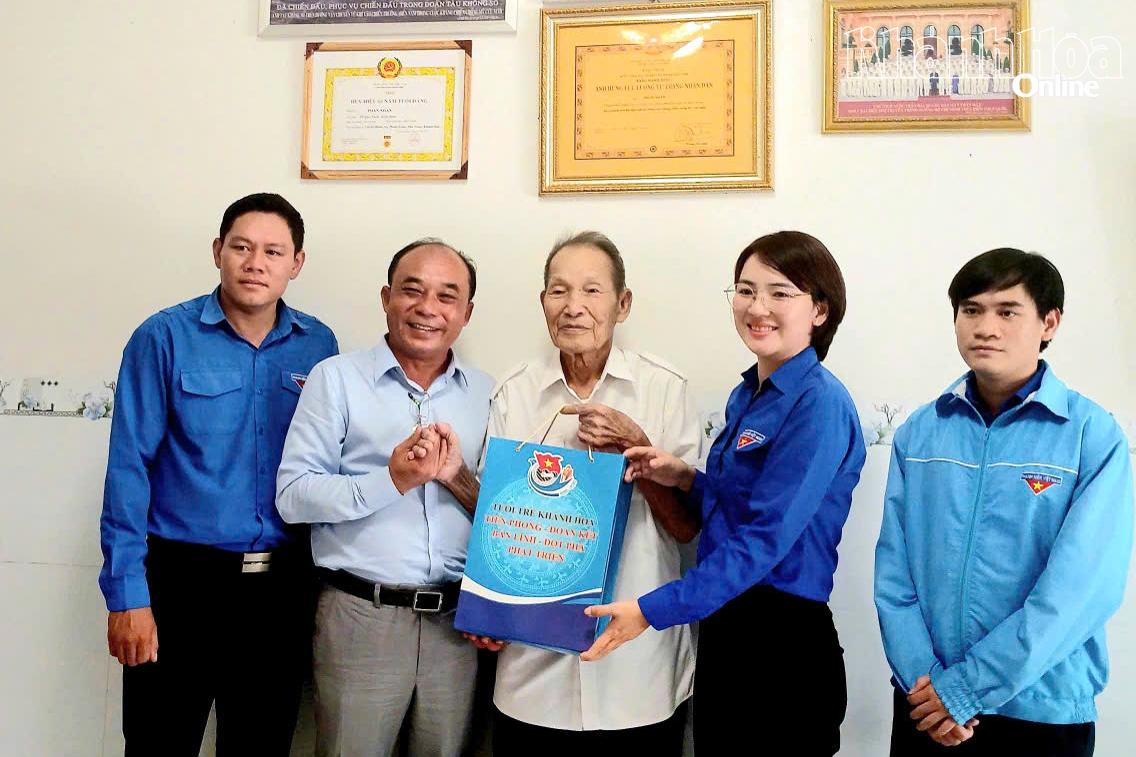 Thăm, tặng quà Anh hùng Lực lượng vũ trang nhân dân Phan Nhạn.