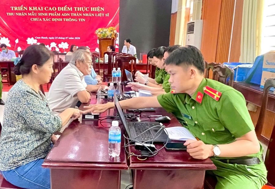 Thân nhân liệt sĩ thực hiện quy trình xác thực danh tính trước khi lấy mẫu ADN.