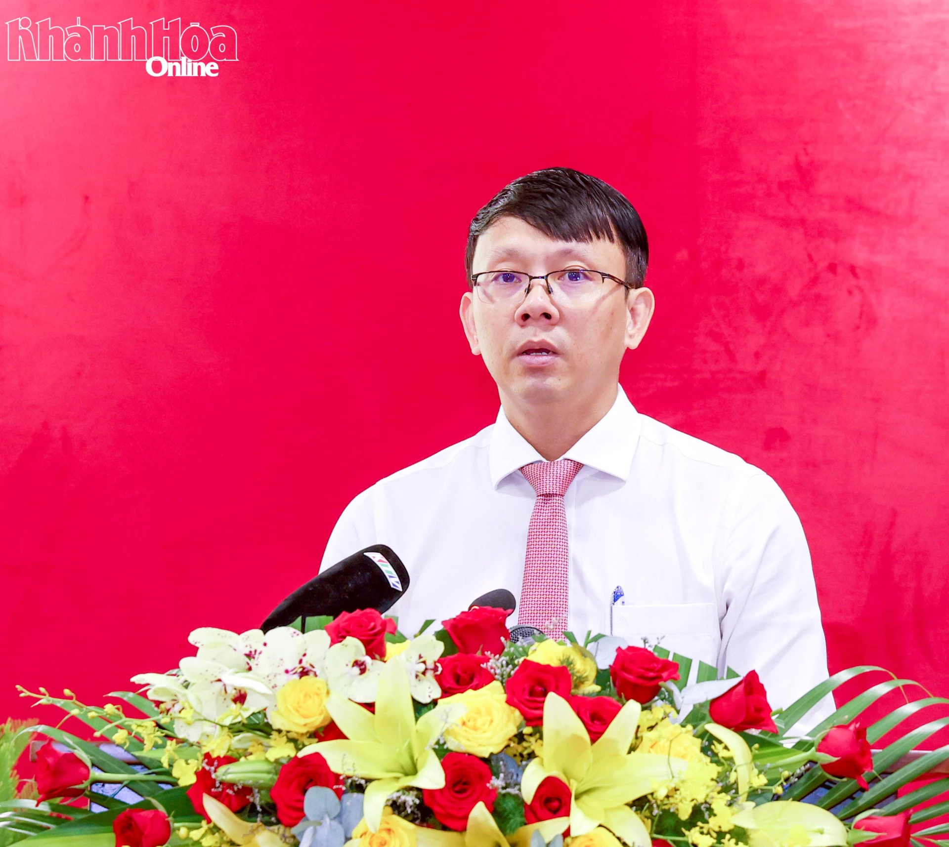 Đồng chí Nguyễn Thanh Hà - Phó Chủ tịch UBND tỉnh trình bày báo cáo của UBND tỉnh.