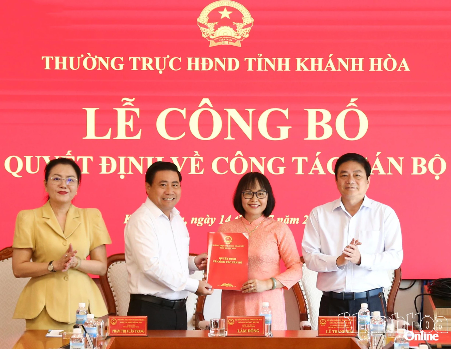 Trao quyết định bổ nhiệm bà Nguyễn Thị Sâm giữ chức vụ Phó Chánh Văn phòng Đoàn Đại biểu Quốc hội và HĐND tỉnh