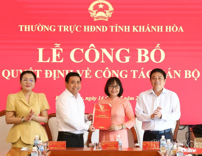 Trao quyết định bổ nhiệm bà Nguyễn Thị Sâm giữ chức vụ Phó Chánh Văn phòng Đoàn Đại biểu Quốc hội và HĐND tỉnh