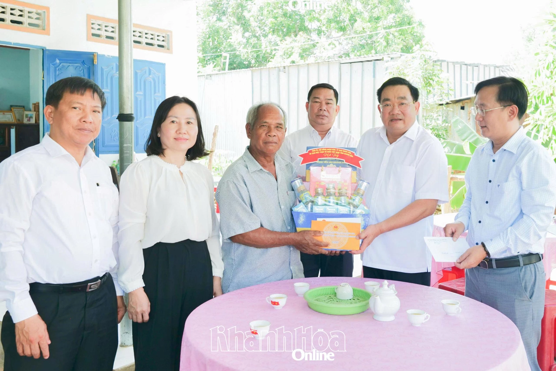Phó Chủ tịch UBND tỉnh Trịnh Minh Hoàng trao quà của tỉnh và quà cá nhân cho ông Mai Liên.