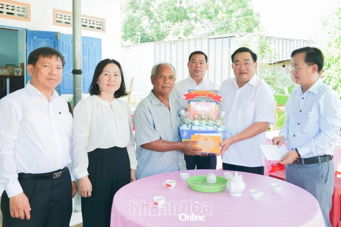 Phó Chủ tịch UBND tỉnh Trịnh Minh Hoàng thăm, tặng quà người có công với cách mạng tại xã Mỹ Sơn