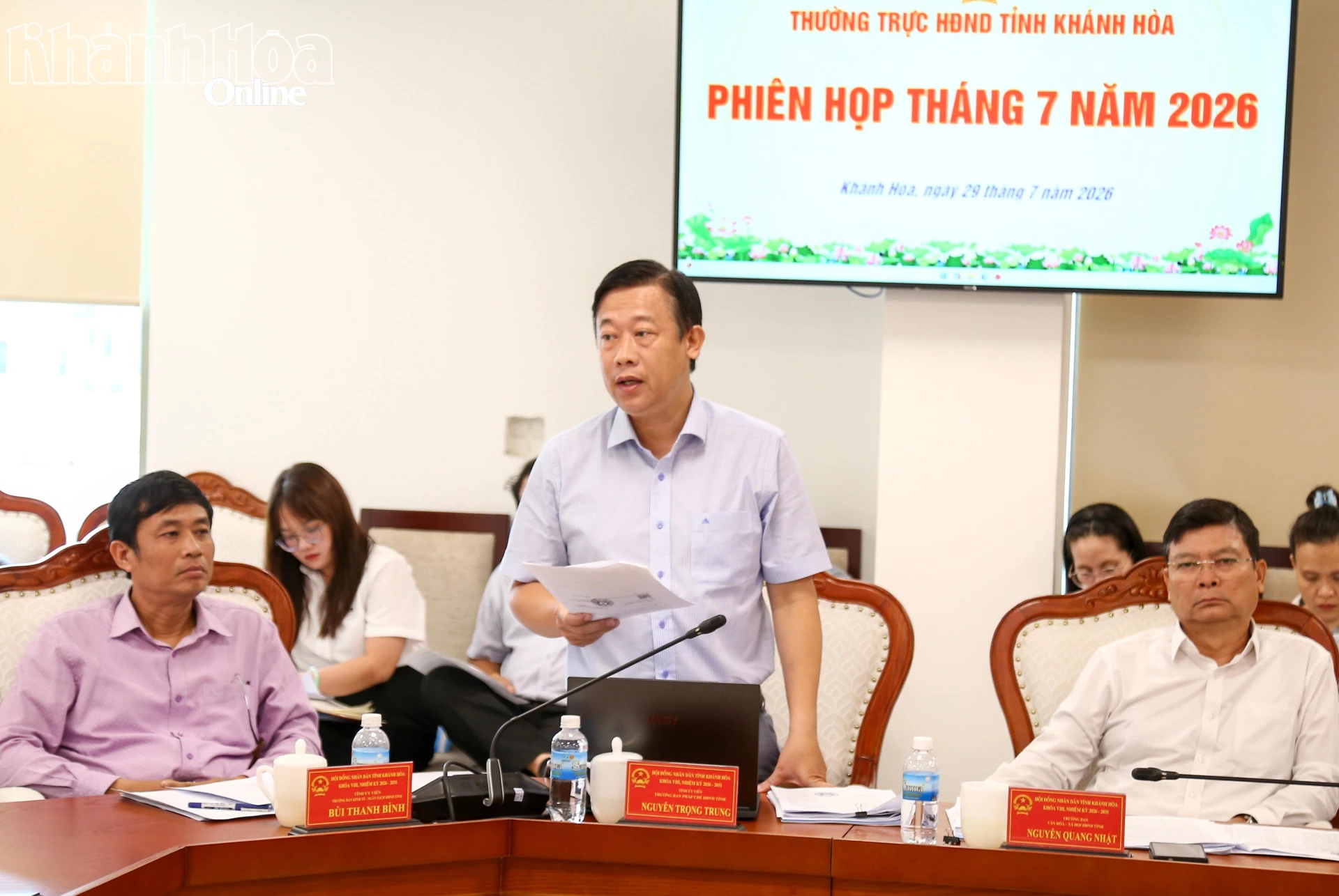 Lãnh đạo Ban Pháp chế HĐND tỉnh báo cáo kết quả thẩm tra một số nội dung UBND tỉnh trình.