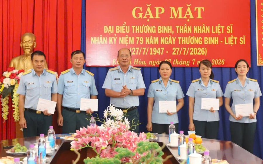 Thiếu tướng Ngô Vĩnh Phúc, Hiệu trưởng Trường Sĩ quan Không quân tặng quà cho các đại biểu thương binh, thân nhân liệt sĩ.