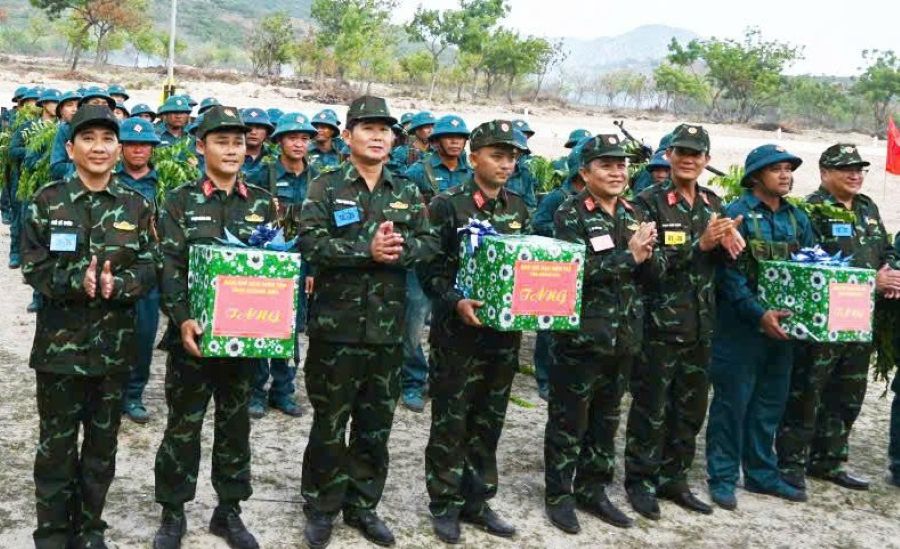 Ban chỉ đạo diễn tập tỉnh Khánh Hoà và lãnh đạo xã Thuận Bắc tặng các phần quà chúc mừng, động viên lực lượng diễn tập thực binh.