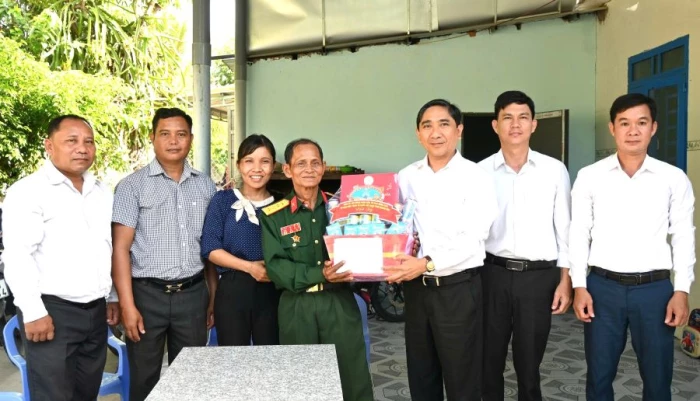 Xã Thuận Bắc thăm, tặng quà các gia đình chính sách