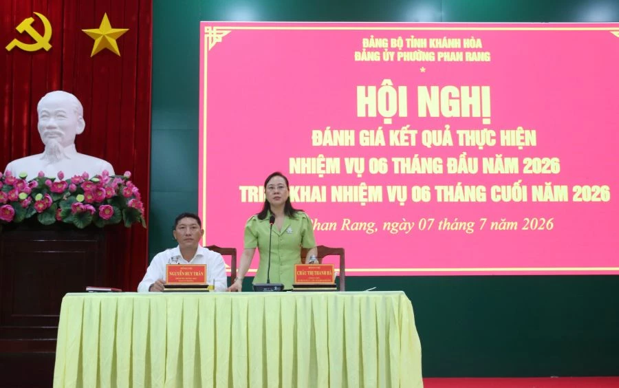 Thường trực Đảng ủy phường Phan Rang chủ trì hội nghị.