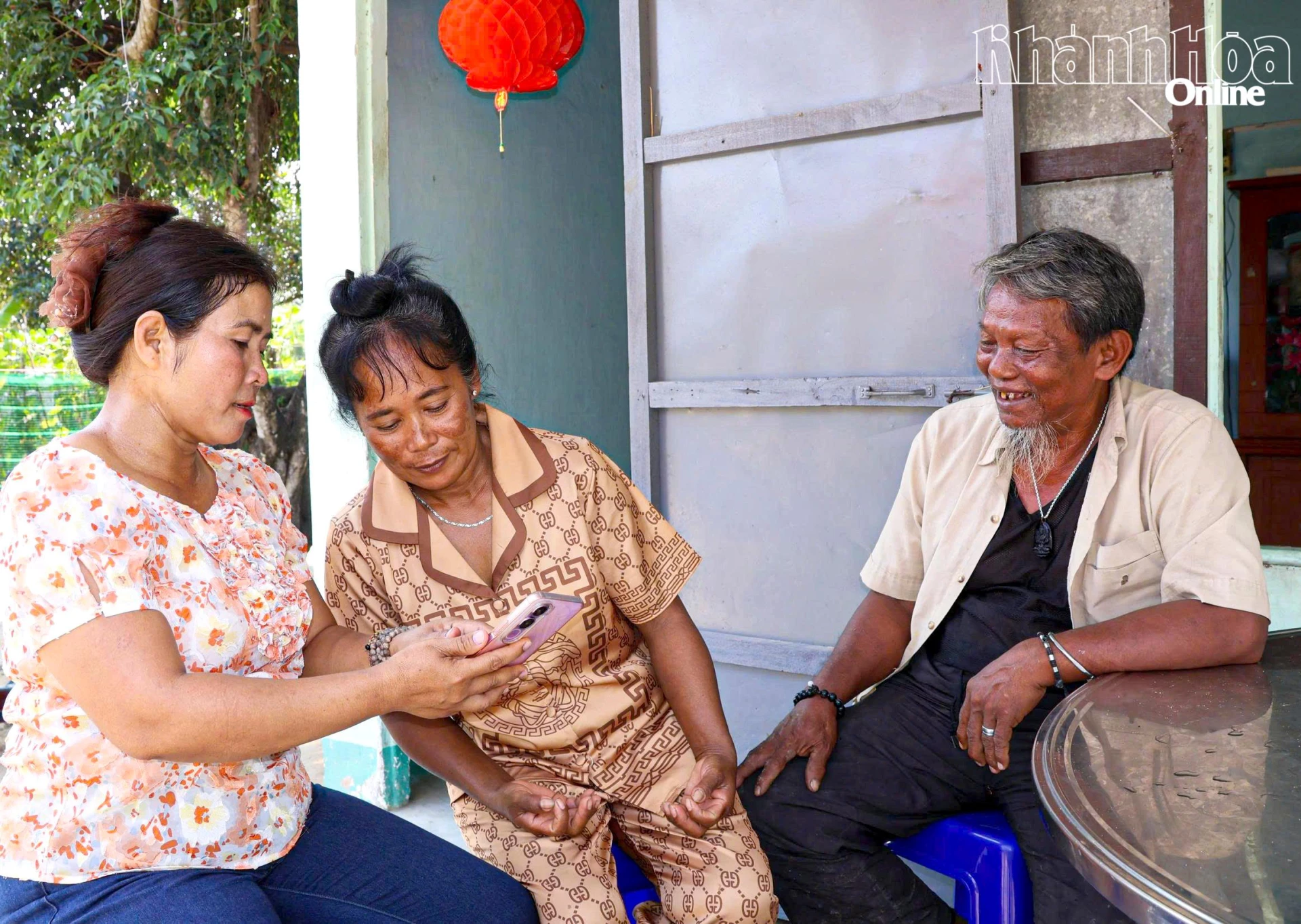 Thành viên Tổ công nghệ số cộng đồng xã Suối Hiệp hướng dẫn, hỗ trợ người dân nâng cao kỹ năng số.