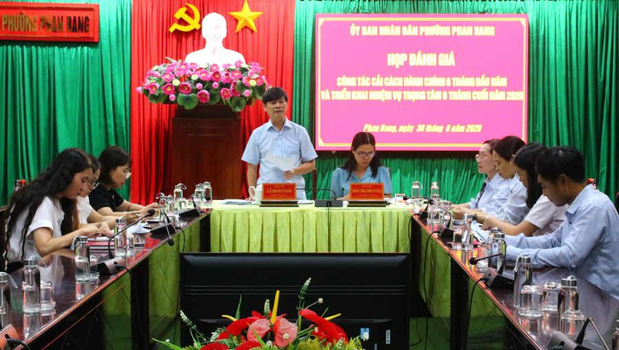 Quang cảnh cuộc họp.