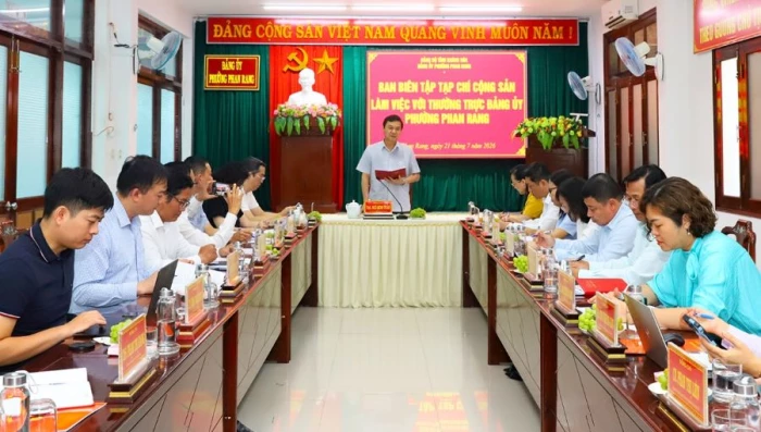 Ban Biên tập Tạp chí Cộng sản làm việc với Ban Thường vụ Đảng ủy phường Phan Rang