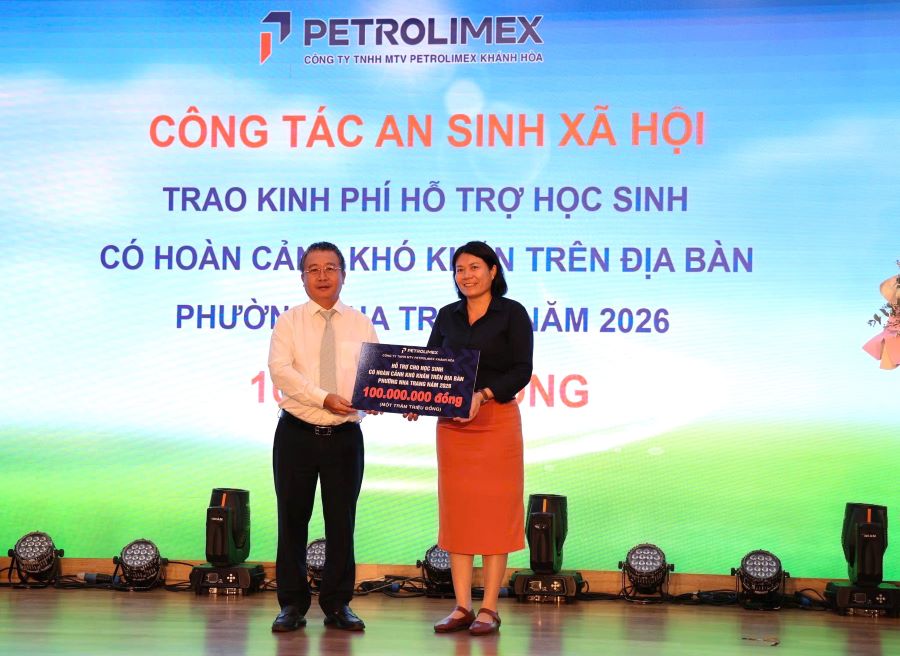 Petrolimex Khánh Hoà trao bảng tượng trưng số tiền 100 triệu đồng hỗ trợ học sinh có hoàn cảnh khó khăn trên địa bàn phường Nha Trang.