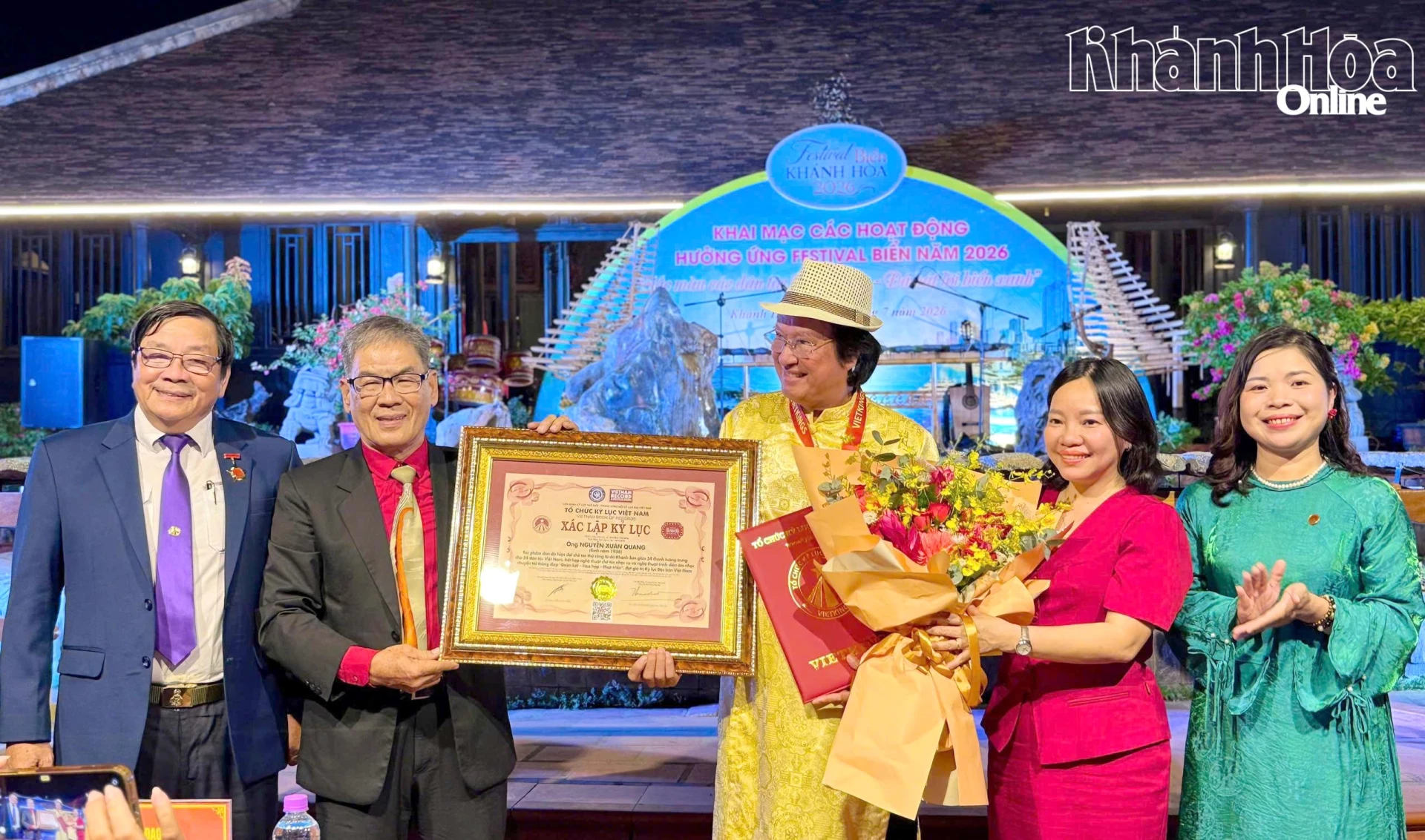 Lãnh đạo Sở Văn hóa Thể thao và Du lịch cùng Tổ chức Kỷ lục Việt Nam (VietKings) chúc mừng ông Nguyễn Xuân Quang.