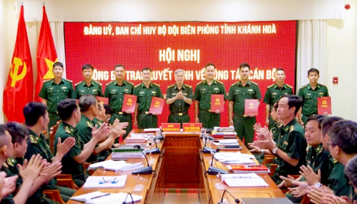 Bộ đội Biên phòng tỉnh Khánh Hòa công bố và trao các quyết định về công tác cán bộ