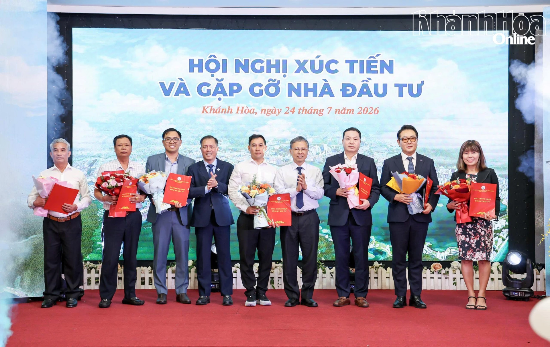Đồng chí Trần Hòa Nam và lãnh đạo Ban quản lý Khu Kinh tế và Khu công nghiệp tỉnh trao Giấy chứng nhận cho các nhà đầu tư