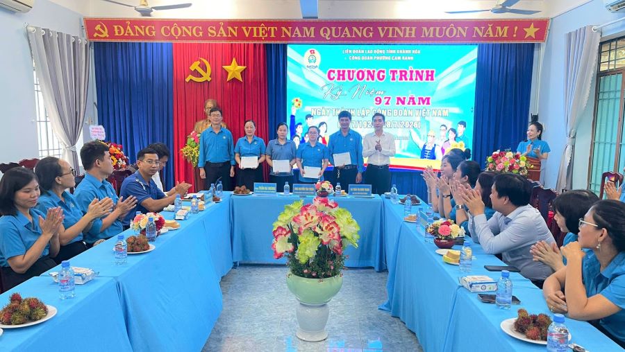 Lãnh đạo Mặt trận phường Cam Ranh trao quà của Liên đoàn Lao động tỉnh cho đoàn viên, người lao động có hoàn cảnh khó khăn.