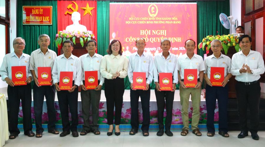 Lãnh đạo thường trực Uỷ ban MTTQ Việt Nam phường trao quyết định thành lập Chi hội Cựu chiến binh các Tổ dân phố trực thuộc Hội Cựu chiến binh phường Phan Rang.