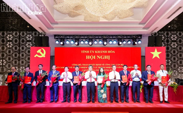 Công bố, trao các quyết định của Ban Bí thư Trung ương Đảng chỉ định 9 đồng chí tham gia Ban Chấp hành Đảng bộ tỉnh Khánh Hòa nhiệm kỳ 2025 - 2030