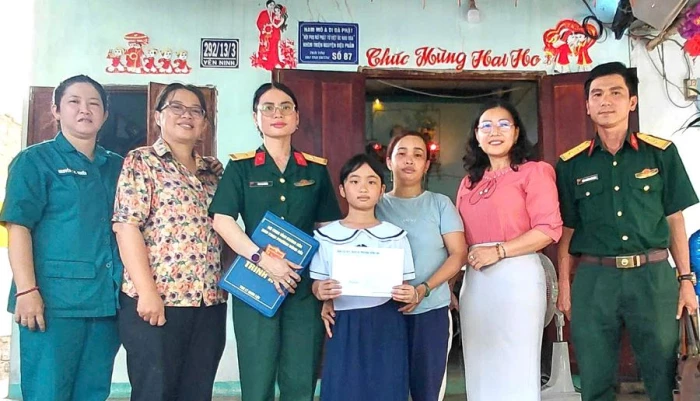 Ban Chỉ huy Quân sự phường Đông Hải phối hợp trao quà hỗ trợ cho học sinh có hoàn cảnh khó khăn