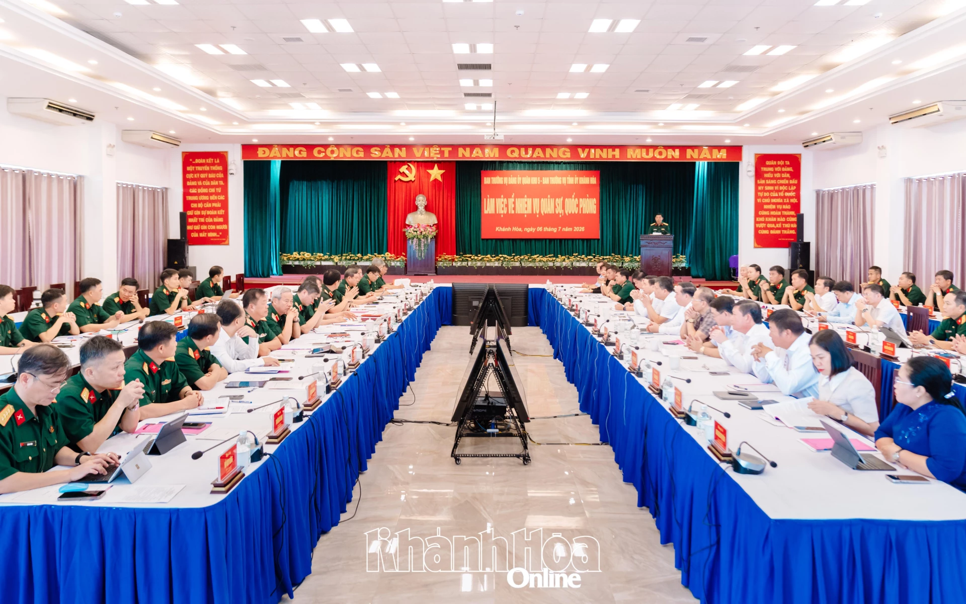 Quang cảnh buổi làm việc.