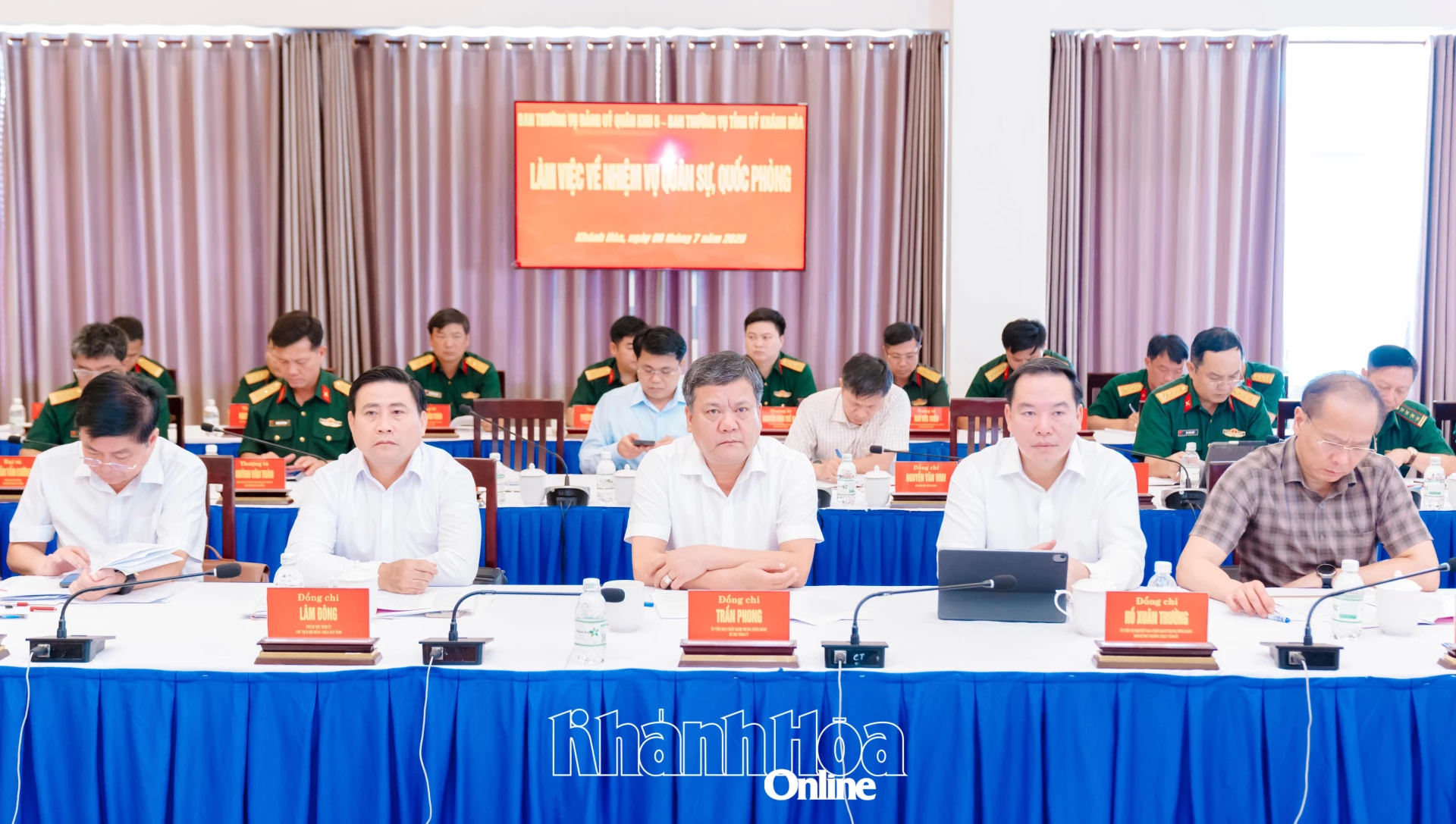 Các đồng chí trong Ban Thường vụ Tỉnh ủy Khánh Hòa tham dự buổi làm việc.