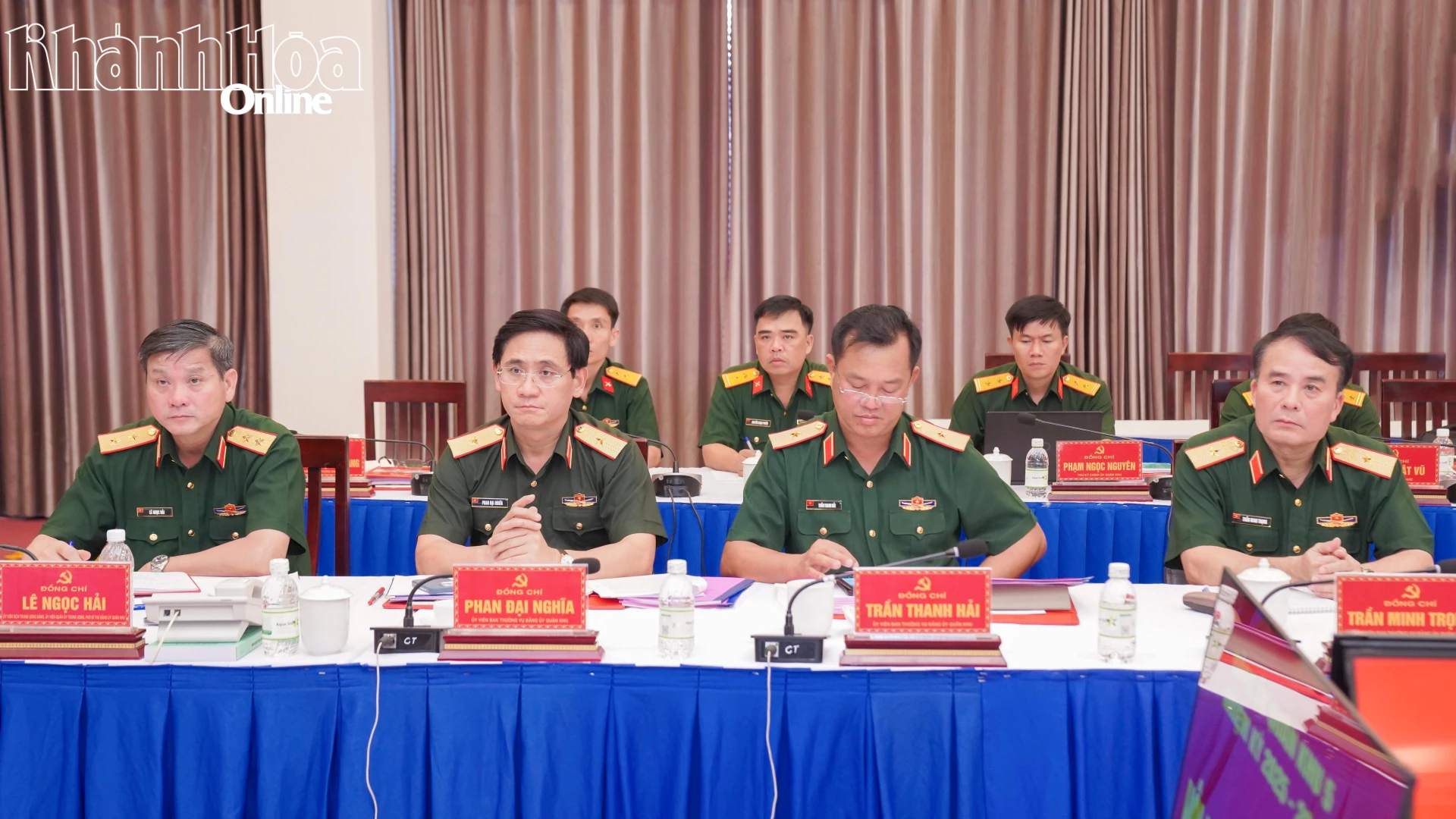 Các đồng chí trong Thường trực Đảng ủy quân khu dự hội nghị.