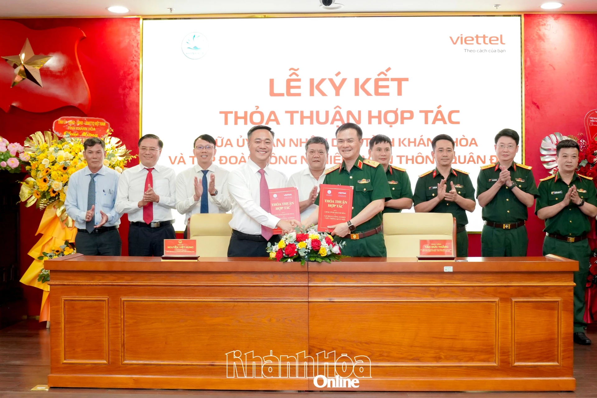 Đồng chí Nguyễn Việt Hùng và Trung tướng Tào Đức Thắng trao bản ký kết thỏa thuận hợp tác.