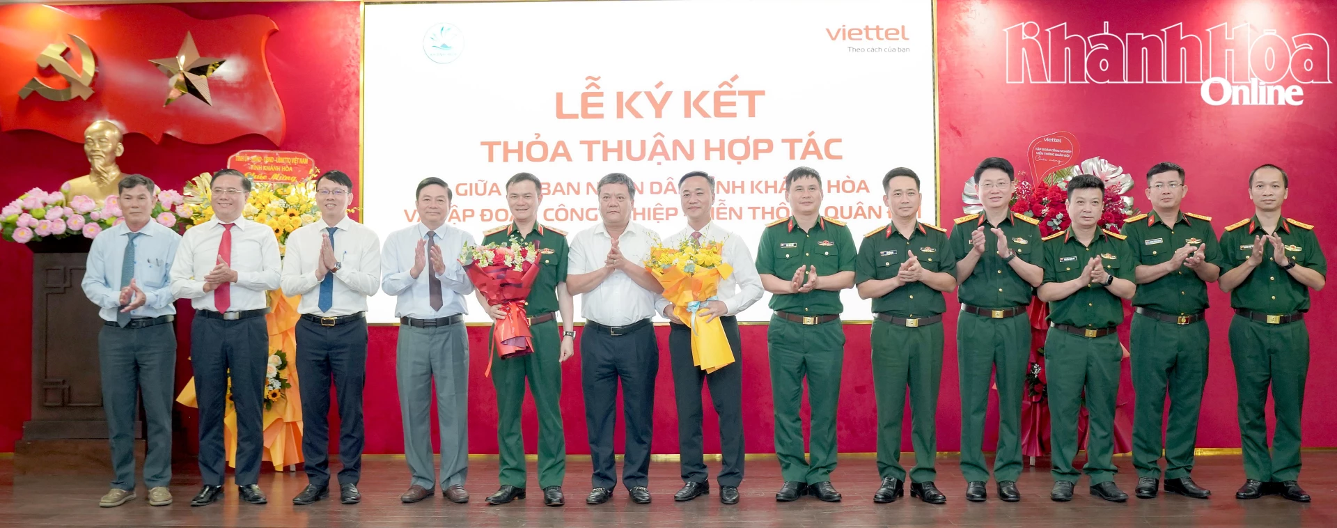 Đồng chí Trần Phong tặng hoa chúc mừng lãnh đạo UBND tỉnh và Tập đoàn Viettel.
