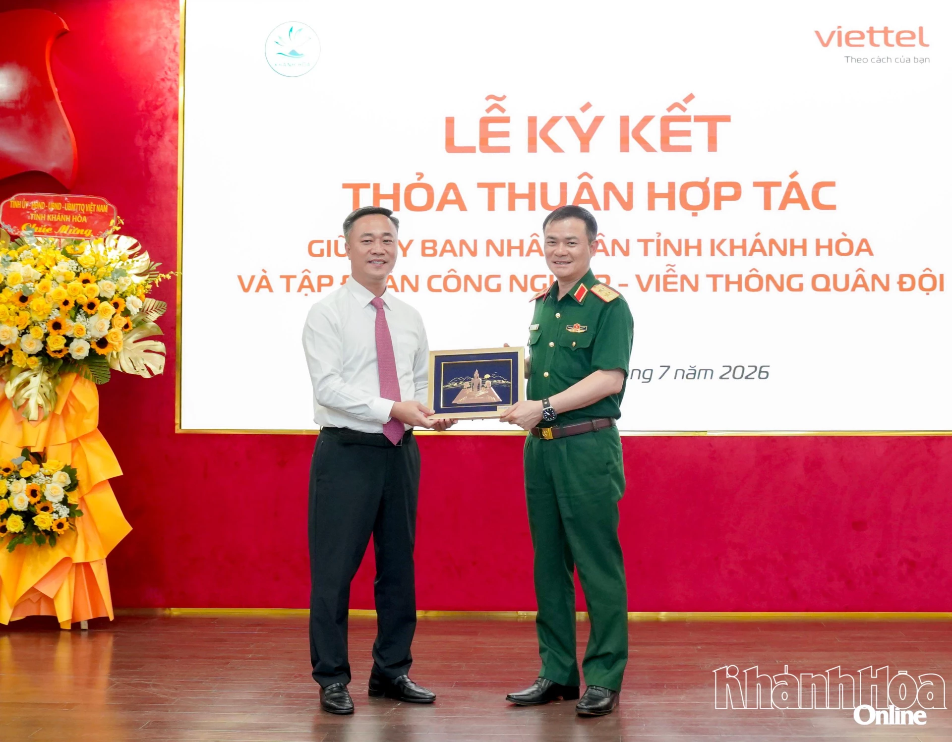 Đồng chí Nguyễn Việt Hùng tặng Trung tướng Tào Đức Thắng món quà lưu niệm.