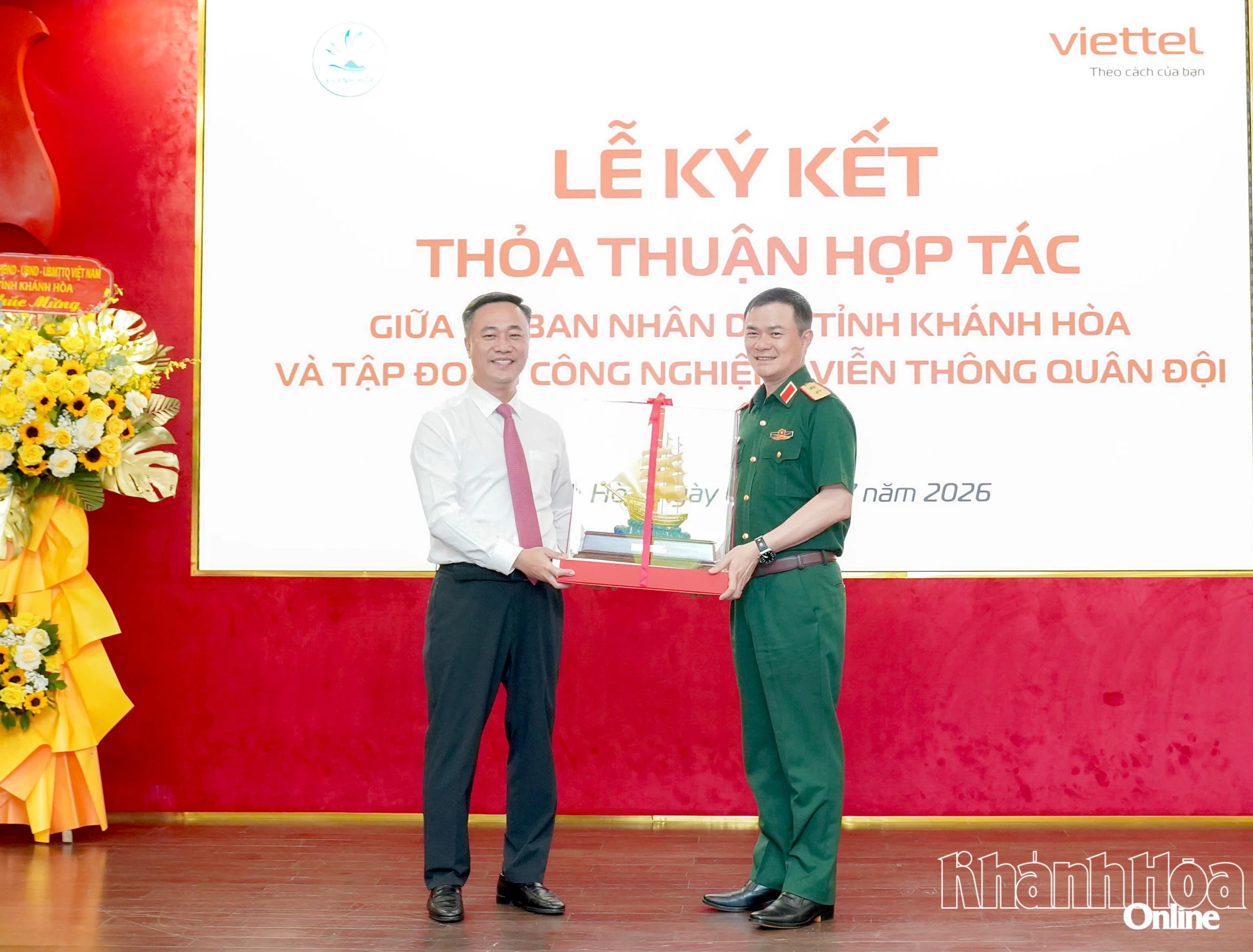 Trung tướng Tào Đức Thắng tặng đồng chí Nguyễn Việt Hùng món quà lưu niệm.
