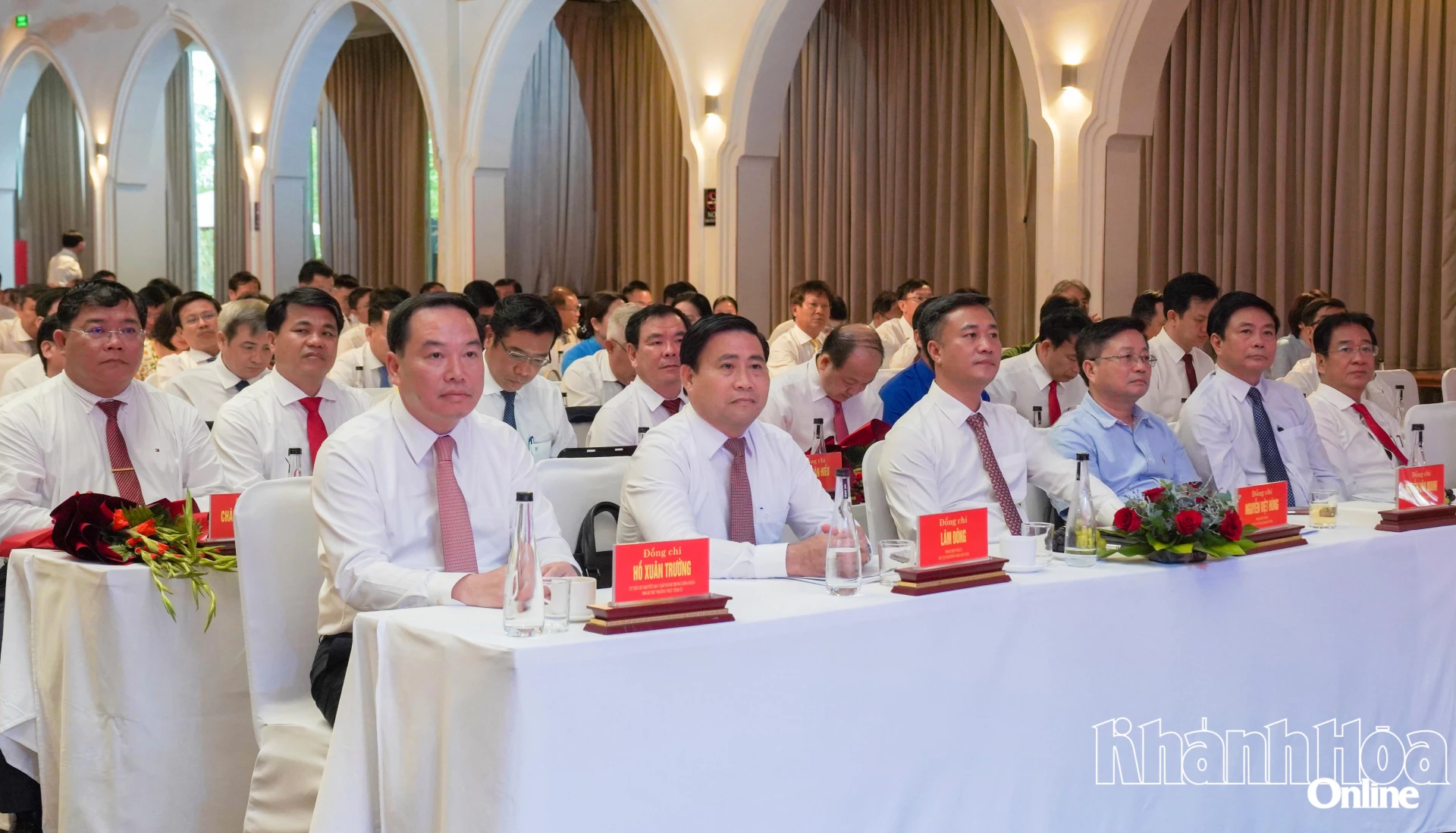 Thường trực Tỉnh ủy và các đại biểu dự hội nghị.