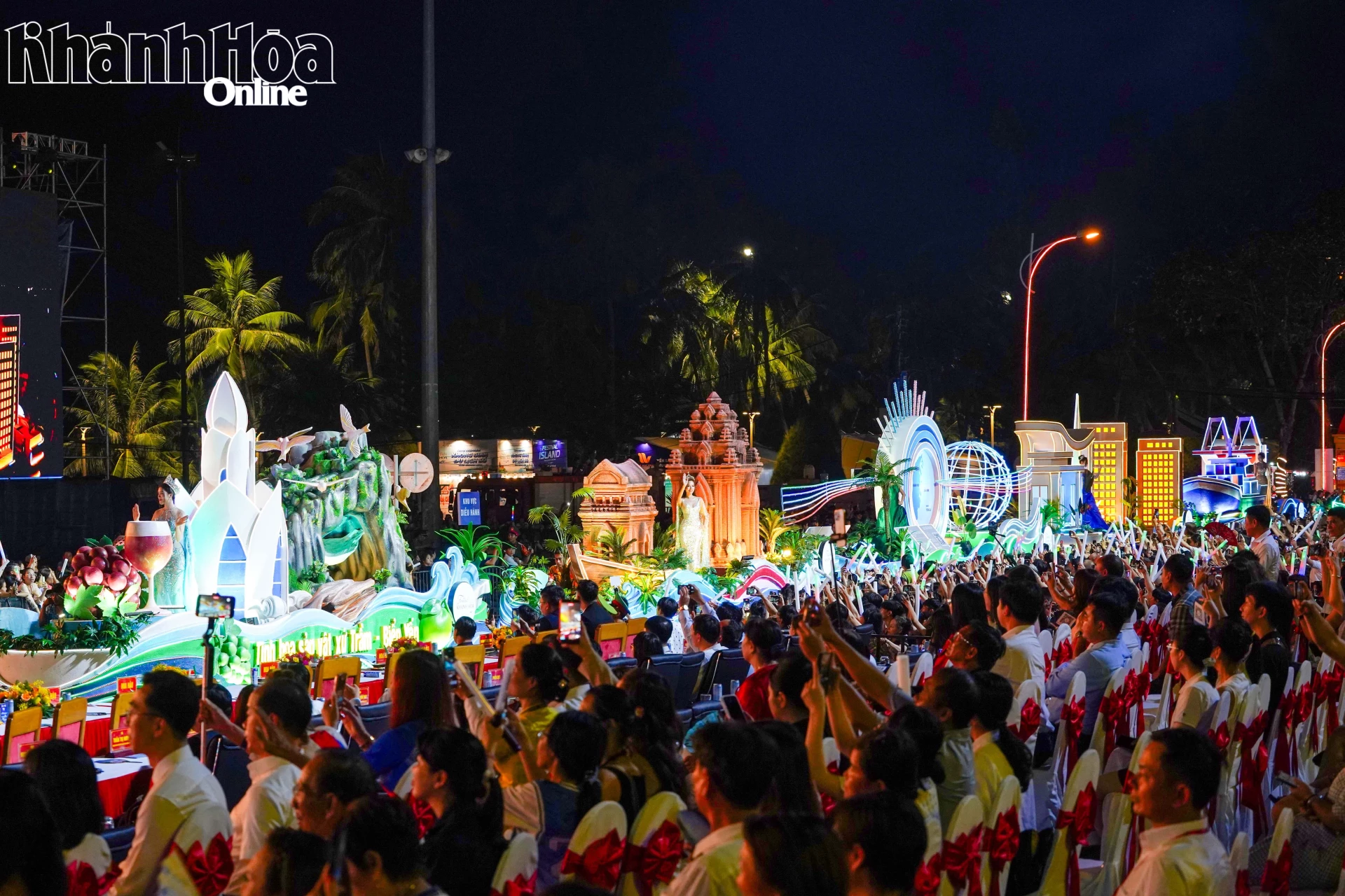 Dòng sông xe hoa lung linh sắc màu trong đêm khai mạc Festoval Biển Khánh Hòa năm 2026.