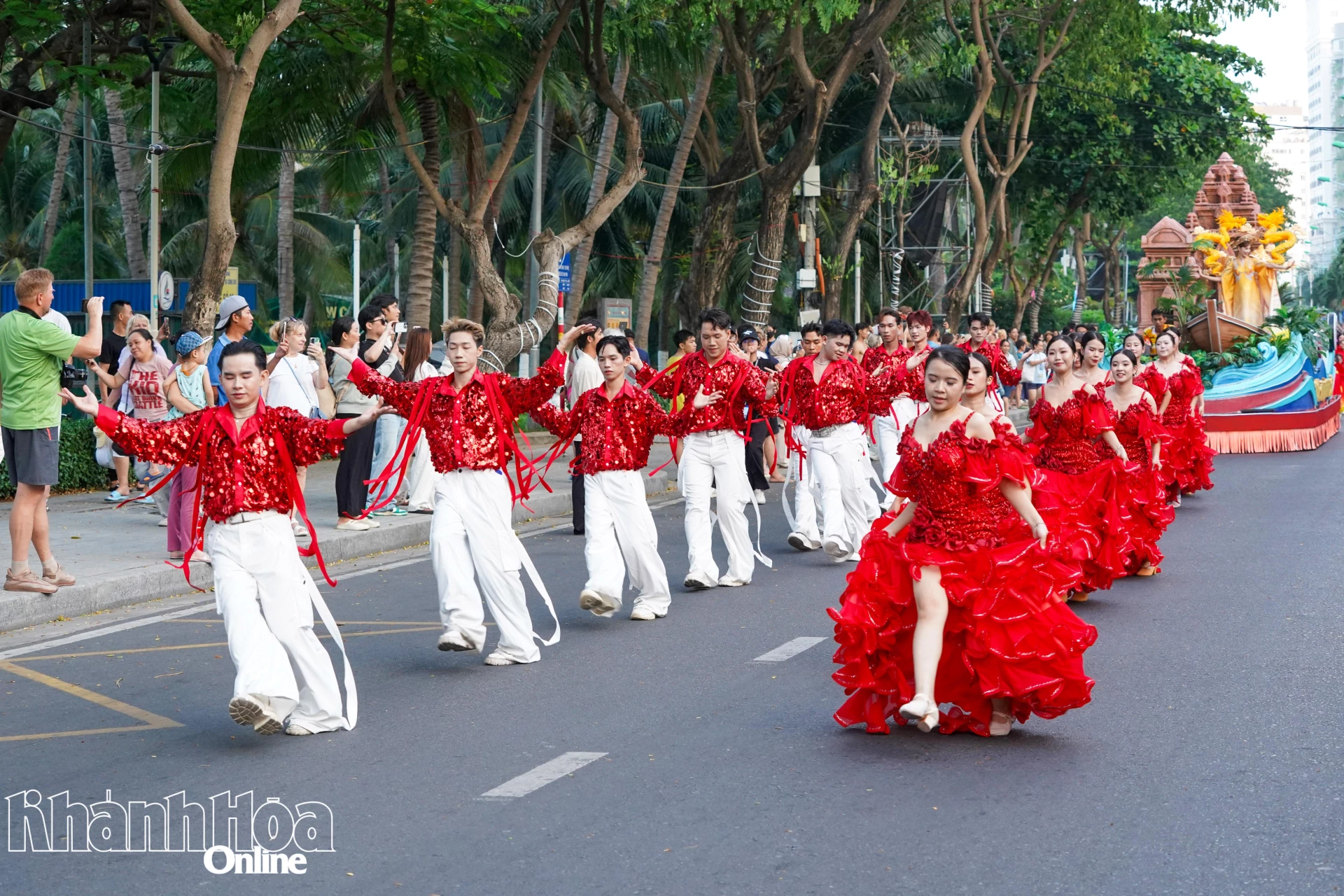 Những vũ công khuấy động
không khí đường phố. Ảnh: MINH TRỰC