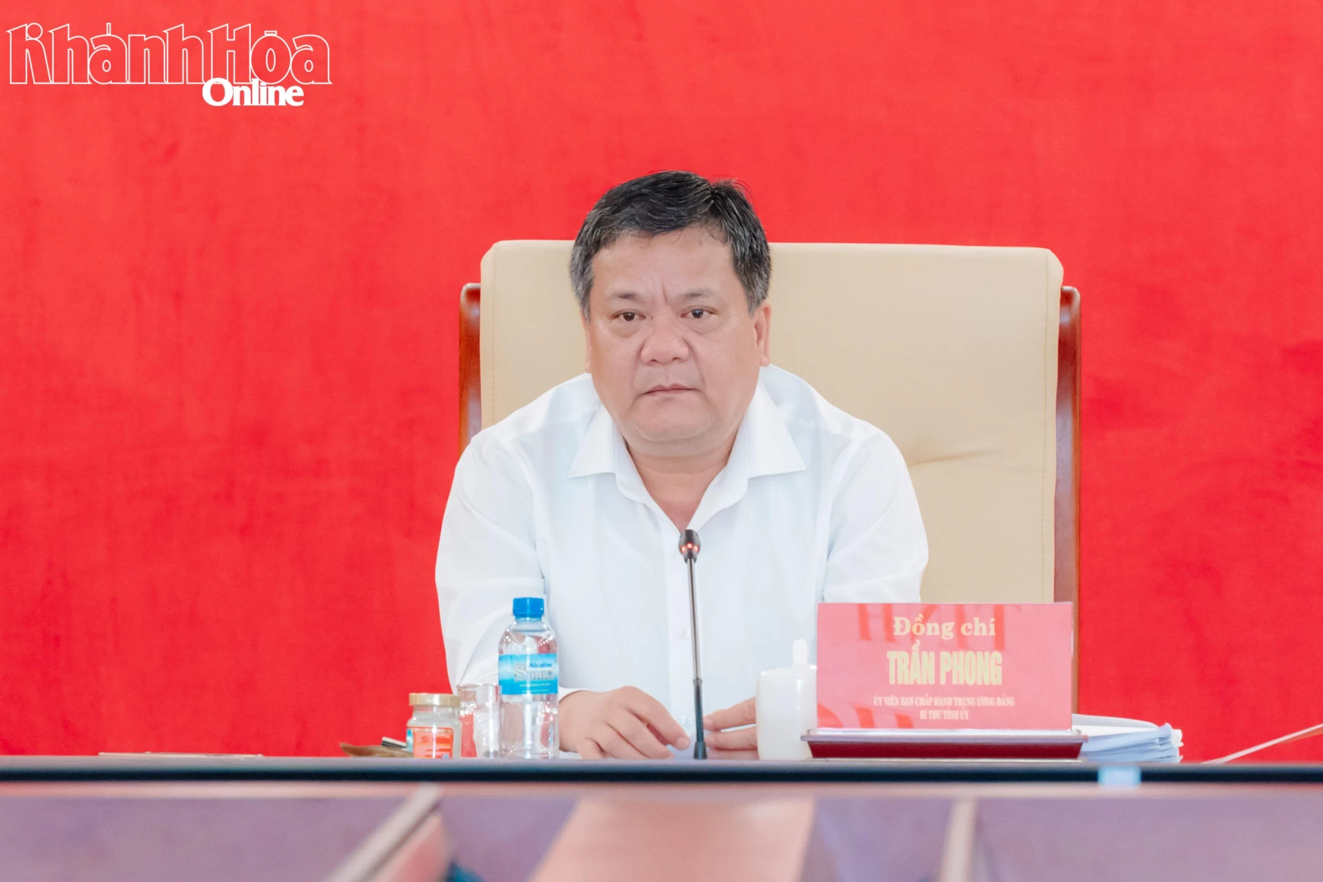 Bí thư Tỉnh ủy Trần Phong phát biểu ý kiến tại hội nghị.