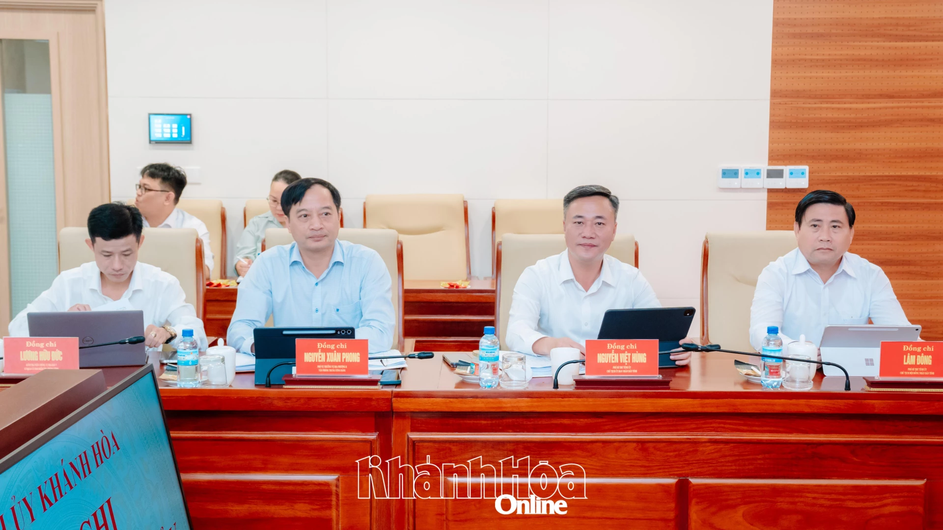 Đồng chí Lâm Đông, đồng chí Nguyễn Việt Hùng, đồng chí Nguyễn Xuân Phong, đồng chí Lương Hữu Đức tham dự hội nghị.