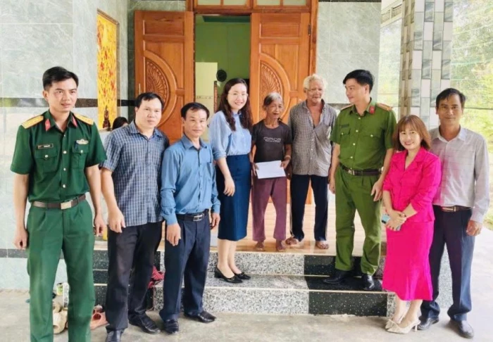 Xã Trung Khánh Vĩnh thăm, tặng quà người có công