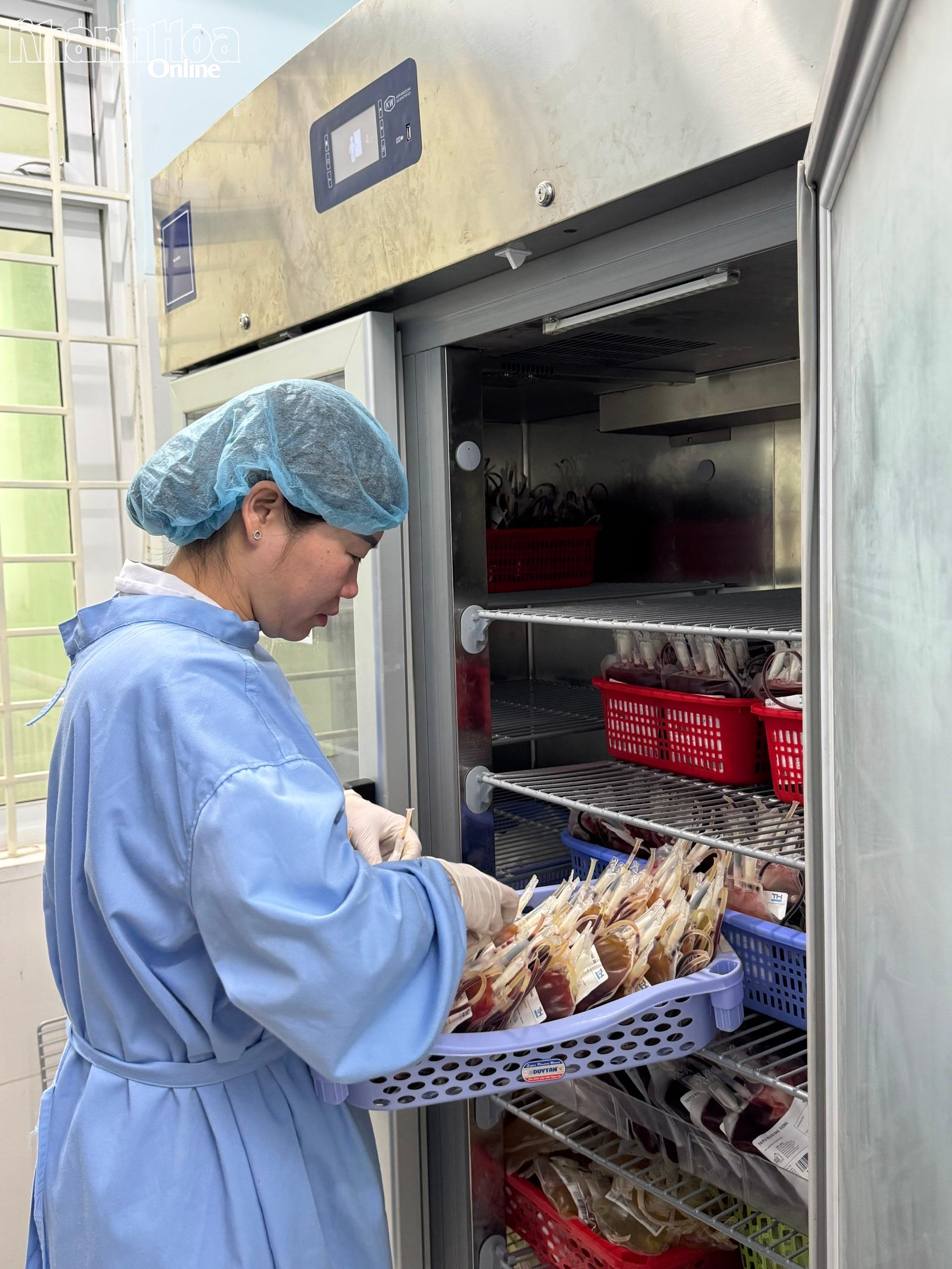 Cán bộ y tế của Trung tâm Huyết học - Truyền máu Khánh Hòa thực hiện công đoạn lưu trữ máu.