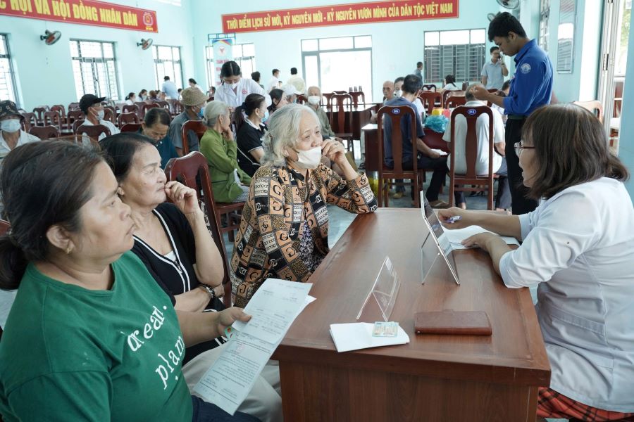 Các y, bác sĩ Trung tâm Y tế khu vực Vạn Ninh tư vấn và khám sức khỏe cho người dân.